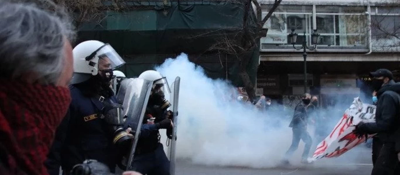 Πανεπιστημίου: Ένταση με χημικά και κρότου λάμψης σε πορεία για τoν Κουφοντίνα